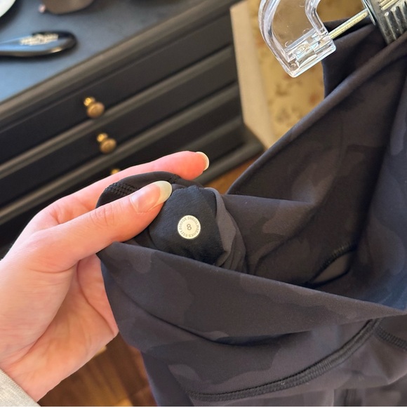 Lululemon black camo leggings sz 8 - Picture 3 of 4